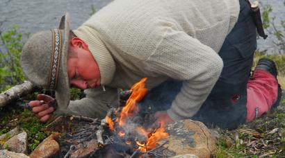 GuideGunnar making an outdoor fire